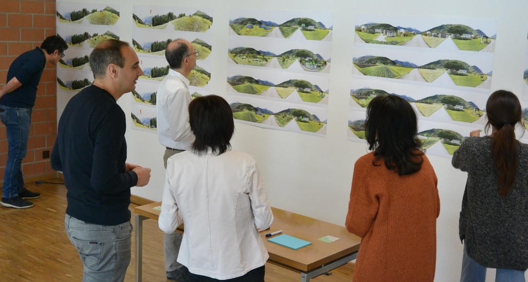 Workshop-Teilnehmer:innen diskutieren erstellte Bilder